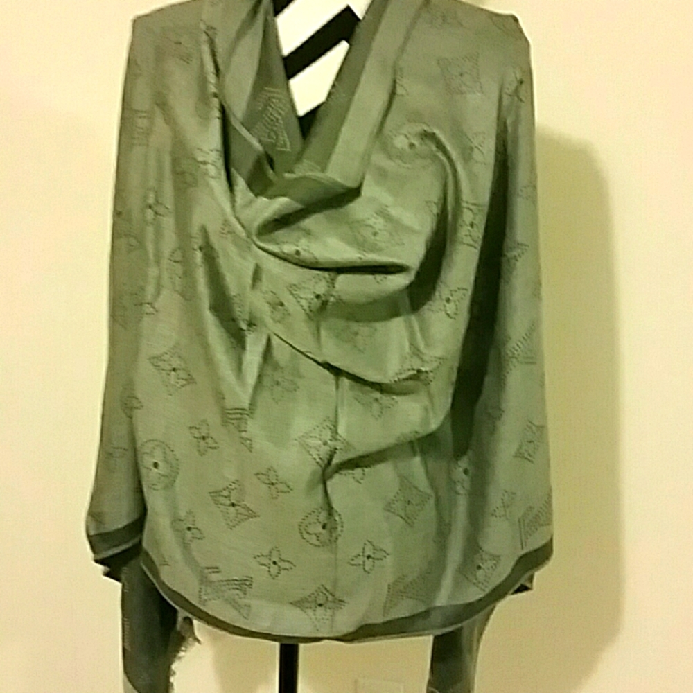 large gray wrap - Picture 4 of 5